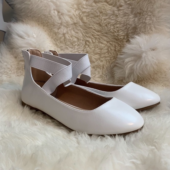 SOLD!! Dream Pairs white ankle strap flats - Picture 1 of 8